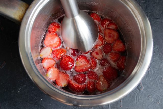 Измельчаем ягоды погружным блендером до однородного состояния