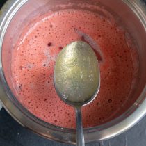 Добавляем в клубничное пюре размоченный желатин