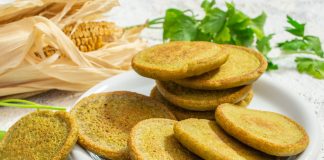 Кукурузные оладьи с песто