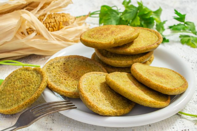 Кукурузные оладьи с песто Кукурузные оладьи с песто