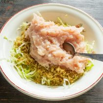 Добавляем куриный фарш Добавляем куриный фарш