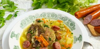 Куриный суп с рисом и колбасками