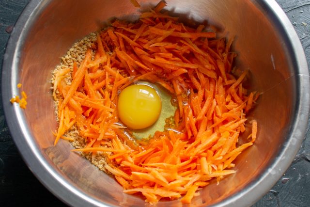 Разбиваем крупное куриное яйцо