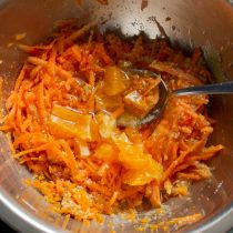 Добавляем в миску апельсиновый сок и кусочки апельсина