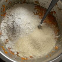 Насыпаем пшеничную муку, манную крупу и разрыхлитель теста