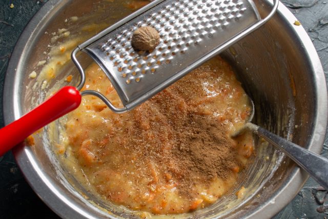 Насыпаем молотую корицу и натираем на мелкой тёрке мускатный орех
