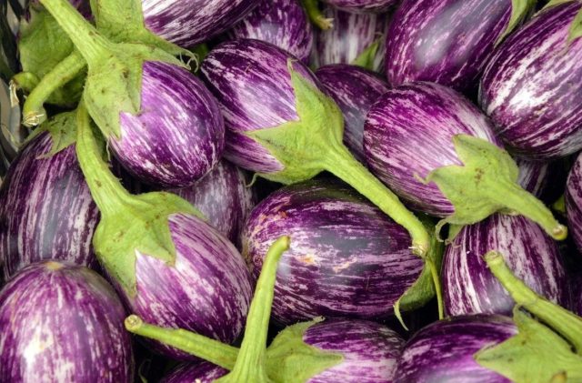 Если на участке совсем мало места, но хочется посадить баклажаны, стоит обратить внимание на сорт «Полосатик» Если на участке совсем мало места, но хочется посадить баклажаны, стоит обратить внимание на сорт «Полосатик»