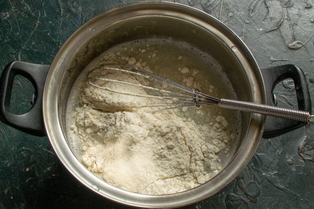 Насыпаем пшеничную муку Насыпаем пшеничную муку
