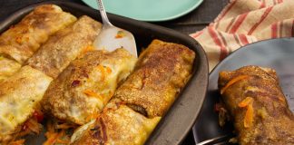Блинчики с яйцом и рисом в овощном соусе