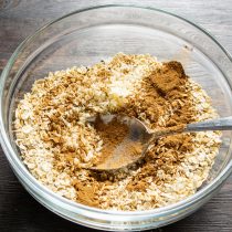 Насыпаем чайную ложку без горки молотой корицы
