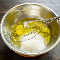 Готовить тесто можно вручную или смешивать с помощью блендера