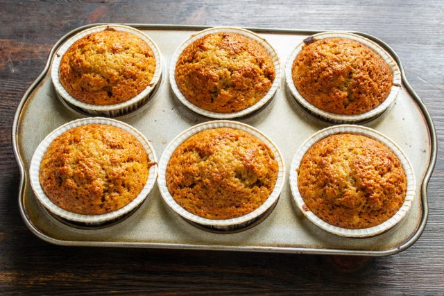 Ставим кексы в середину раскаленной духовки. Время выпечки 24-26 минут