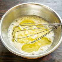 Взбиваем яйца с сахаром несколько минут