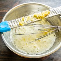 На мелкой терке трем имбирь