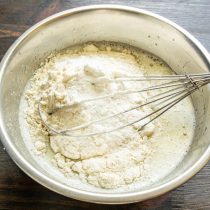 Высыпаем сухие ингредиенты к жидким