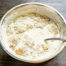 Вливаем холодное молоко или нежирные сливки