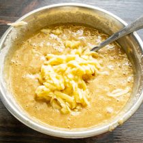 Смешиваем тесто, добавляем тертый банан