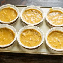 В бумажные капсулы наливаем примерно по 80 г теста