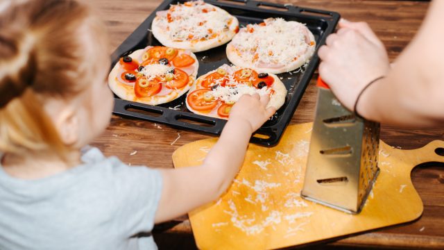 Кулинарный поединок, или Как увлечь ребенка готовкой домашней пиццы Кулинарный поединок, или Как увлечь ребенка готовкой домашней пиццы