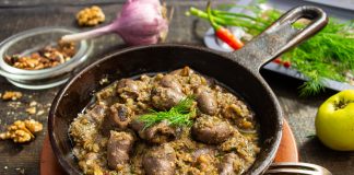 Куриные сердечки тушеные в ореховом соусе