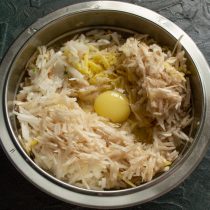 Разбиваем два куриных яйца Разбиваем два куриных яйца