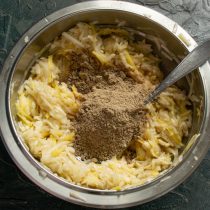 Насыпаем льняную муку Насыпаем льняную муку