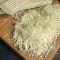 Белокочанную капусту шинкуем тонкими стружками Белокочанную капусту шинкуем тонкими стружками