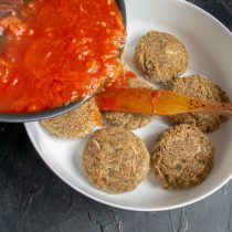 Обжаренные капустные котлеты выкладываем в огнеупорную форму для запекания Обжаренные капустные котлеты выкладываем в огнеупорную форму для запекания