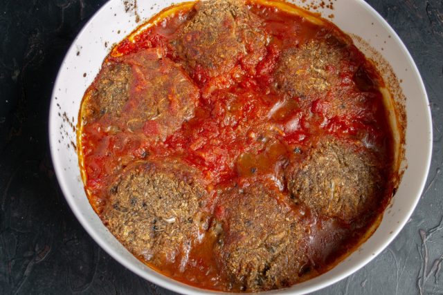 Запекаем 30 минут, посыпаем зелёным луком, укропом или петрушкой перед подачей на стол Запекаем 30 минут, посыпаем зелёным луком, укропом или петрушкой перед подачей на стол