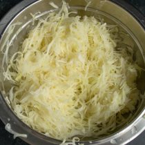 Растираем капусту с солью несколько минут Растираем капусту с солью несколько минут