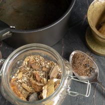 Сушеные подосиновики растираем в ступе или перемалываем в кофемолке Сушеные подосиновики растираем в ступе или перемалываем в кофемолке