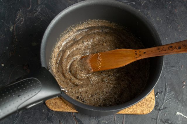 В кипящую воду всыпаем манную крупу, помешивая, нагреваем до загустения В кипящую воду всыпаем манную крупу, помешивая, нагреваем до загустения