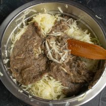 Добавляем в миску к капусте остывшую манку Добавляем в миску к капусте остывшую манку