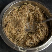 Тщательно перемешиваем овощи с манкой Тщательно перемешиваем овощи с манкой