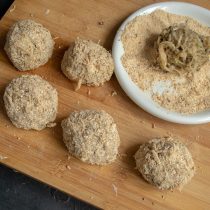 Лепим котлеты, панируем в сухарях Лепим котлеты, панируем в сухарях