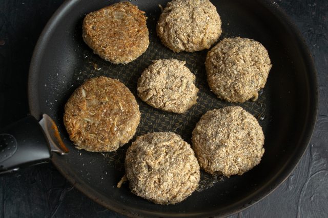 Обжариваем до золотистой корочки на сильном огне с двух сторон Обжариваем до золотистой корочки на сильном огне с двух сторон