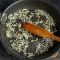 Обжариваем до прозрачного состояния мелко нарезанный репчатый лук Обжариваем до прозрачного состояния мелко нарезанный репчатый лук