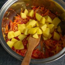 Кладём нарезанный картофель в кастрюлю Кладём нарезанный картофель в кастрюлю