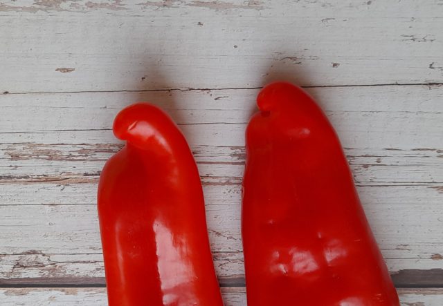 Кончик обычно сильно подогнут или, как минимум, слегка загибается вовнутрь Кончик обычно сильно подогнут или, как минимум, слегка загибается вовнутрь