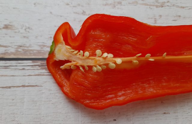 Внутри плода можно найти до 3-х гнёзд с семенами, при этом семян там совсем небольшое количество Внутри плода можно найти до 3-х гнёзд с семенами, при этом семян там совсем небольшое количество