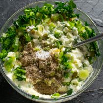 Насыпаем соль и молотый черный перец по вкусу Насыпаем соль и молотый черный перец по вкусу
