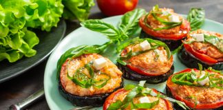 Запеченные баклажаны с помидорами и творогом
