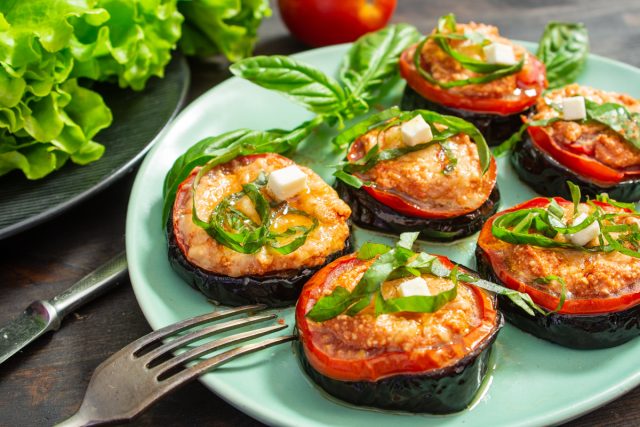 Запеченные баклажаны с помидорами и творогом