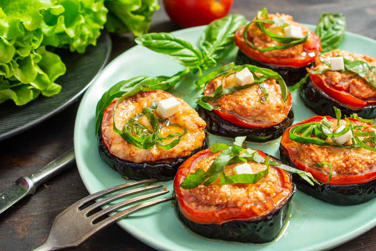 Запеченные баклажаны с помидорами и творогом