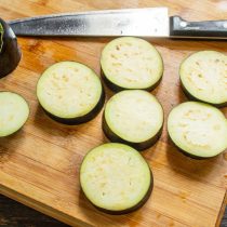 Нарезаем баклажан кружочками толщиной примерно полтора сантиметра