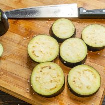 Посыпаем нарезанный баклажан солью