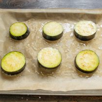 Нарезаем баклажан кружочками толщиной примерно полтора сантиметра