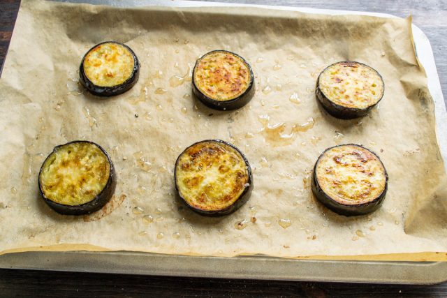 Запекаем овощи 15 минут, по 7-8 минут с каждой стороны