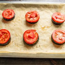 Выкладываем на баклажаны кружочки помидоров