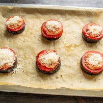 На творог насыпаем по чайной ложке тертого пармезана